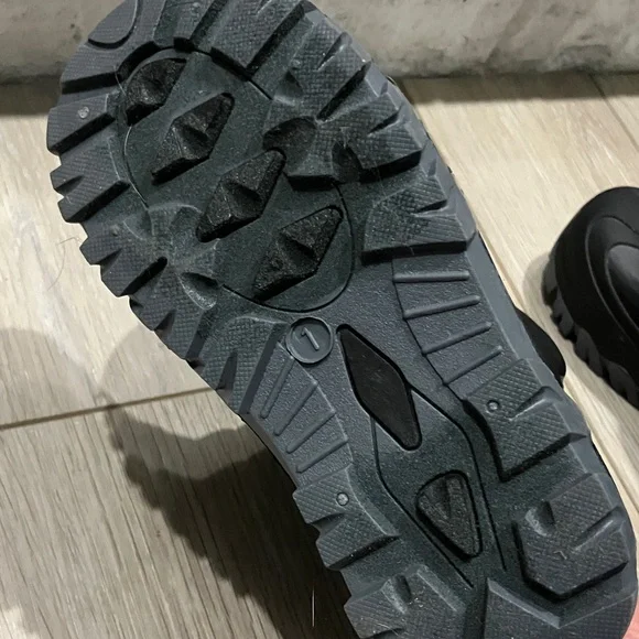 Like New Western Chief Black & Grey Snow Boots, faux fur lined, waterproof - Picture 12 of 12